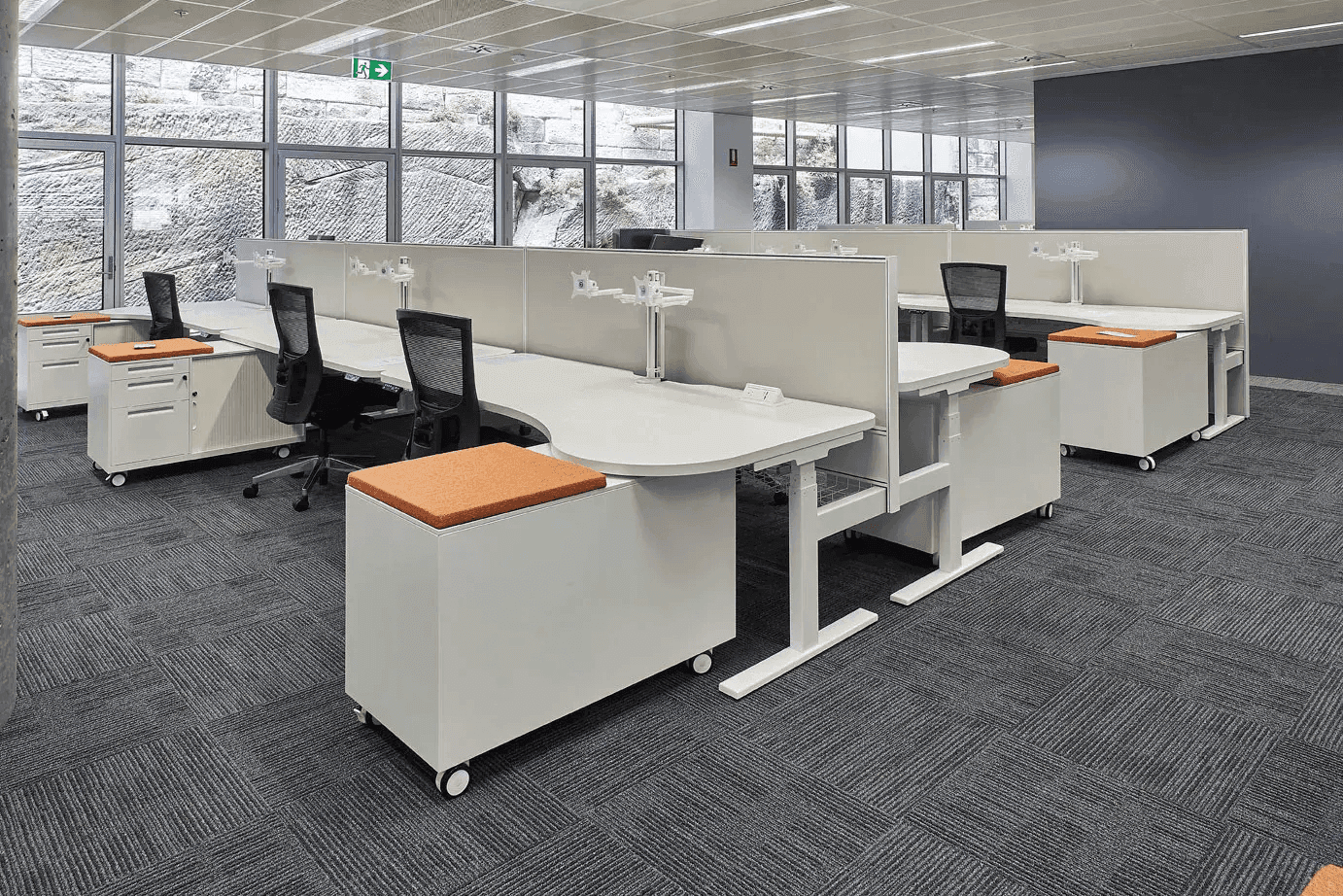 Hybrid flexible desk office layout with hot-desking options